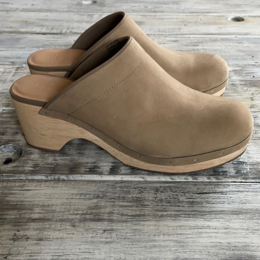 Like new leather LOFT clogs, size 10 1/2